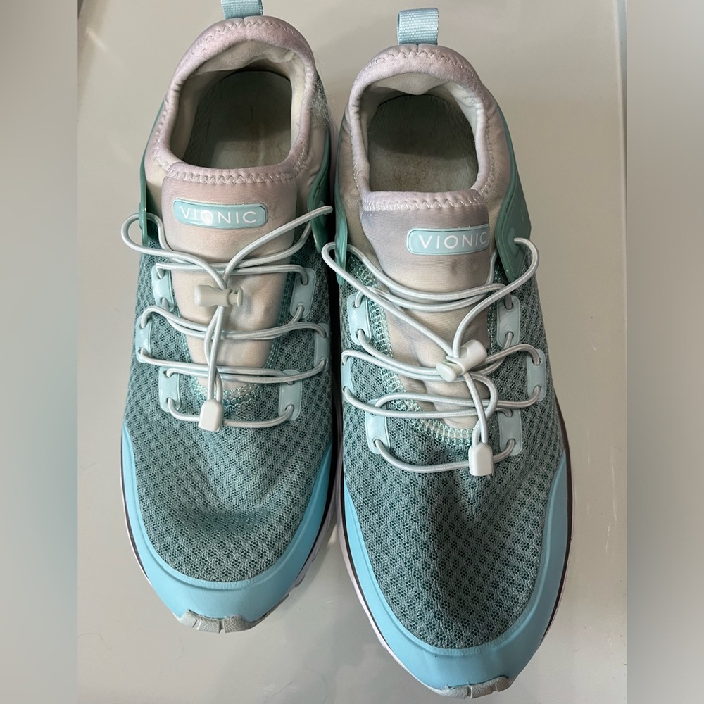 Vionic size 9 woman’s shoe